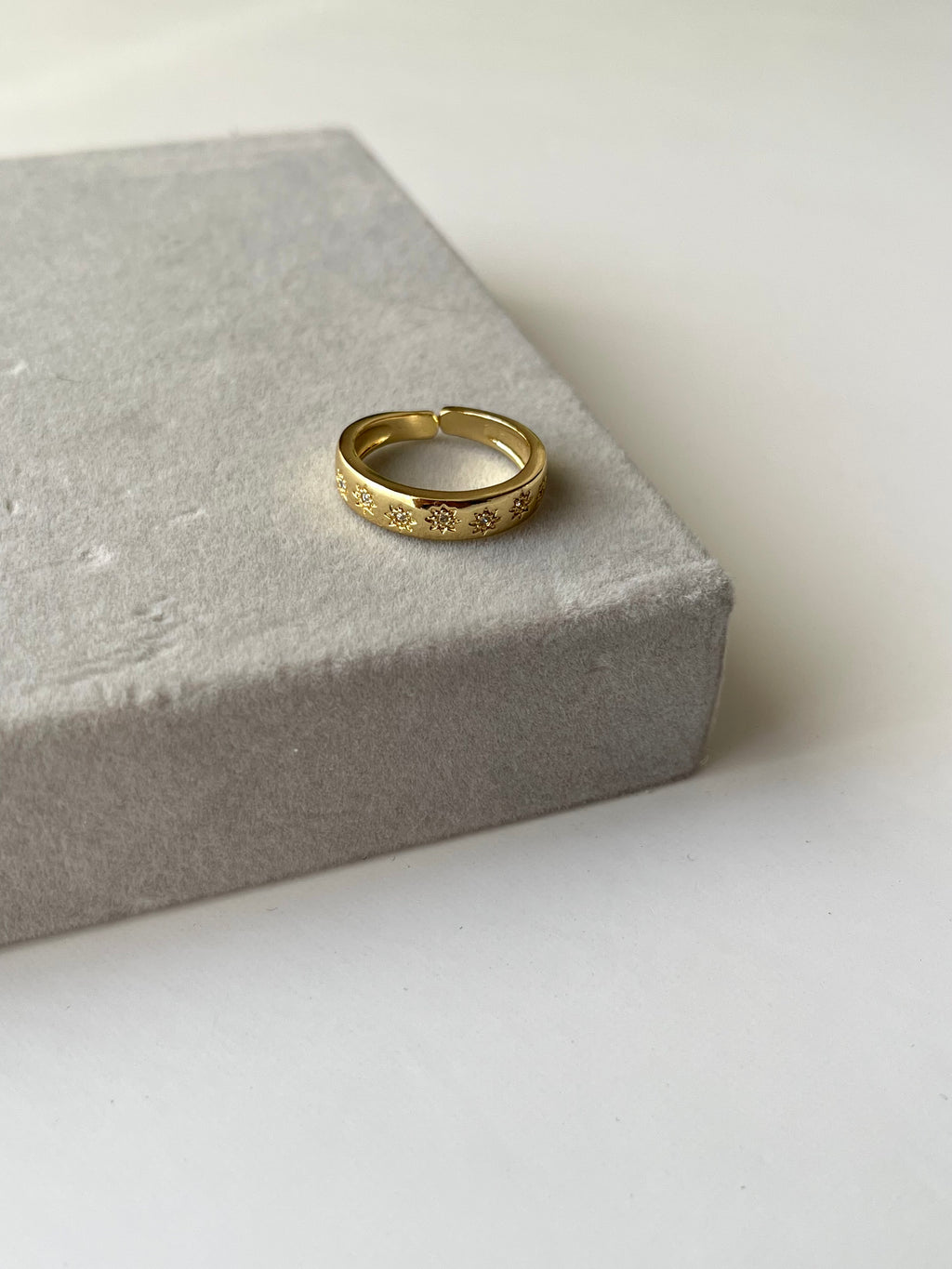 Mini gold stars ring